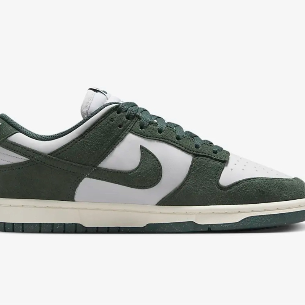 NWT Women’s Nike Dunk Low Green and White Sneakers - Picture 14 of 14